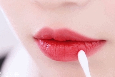 透明唇蜜哪個(gè)牌子好？打造玻璃唇效果