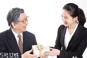 給領(lǐng)導(dǎo)送禮怎么說合適？真誠并且要注意分寸