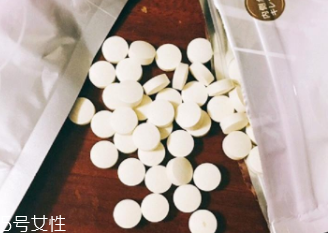 臉上有斑點怎么去除？食療/精華/面膜三管齊下