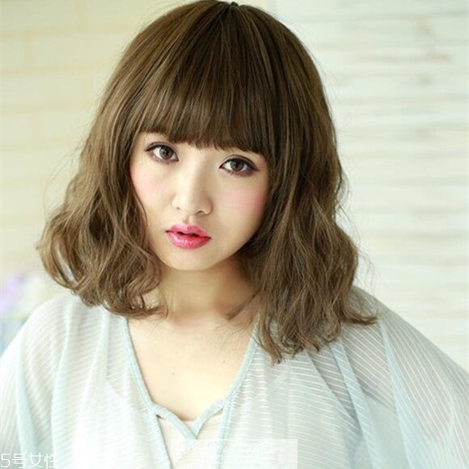 矮個子女生適合什么短發(fā)？氣質(zhì)齊肩卷發(fā)