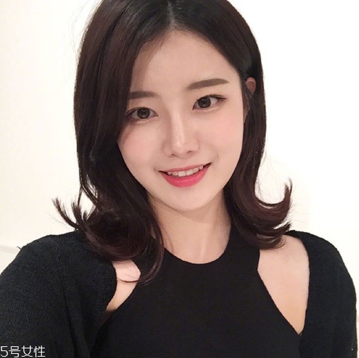 矮個子女生適合什么短發(fā)？氣質(zhì)齊肩卷發(fā)