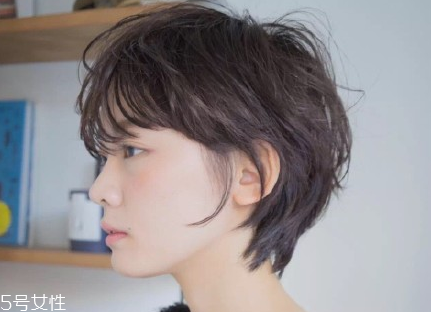 短頭發(fā)染什么顏色好看洋氣顯白？短發(fā)這樣弄好看又大方