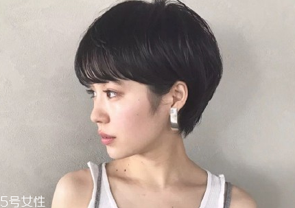 短頭發(fā)染什么顏色好看洋氣顯白？短發(fā)這樣弄好看又大方