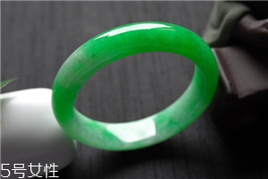 翡翠手鐲怎么戴進(jìn)去？巧用肥皂水來幫忙
