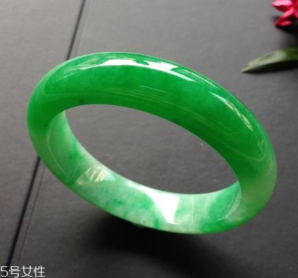 翡翠手鐲怎么戴進(jìn)去？巧用肥皂水來幫忙