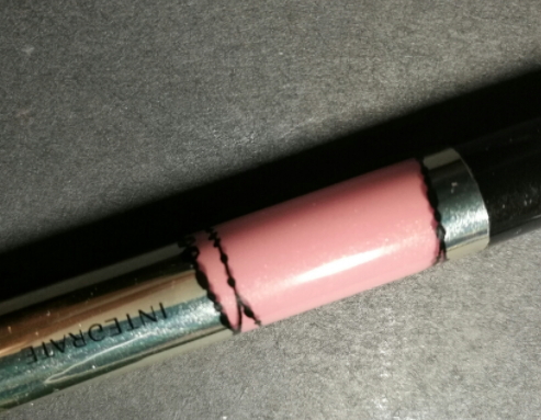 唇彩和口紅哪個危害大？