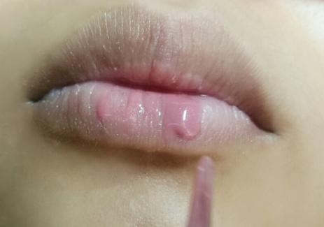唇彩和口紅哪個危害大？
