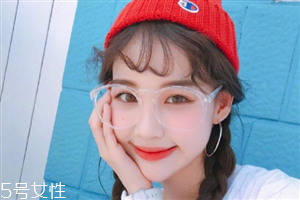 冬天戴帽子怎么扎頭發(fā)好？法式魚骨辮編發(fā)很特別