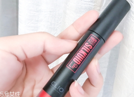 唇彩怎么涂？按照步驟涂抹