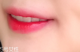 唇彩怎么涂？按照步驟涂抹