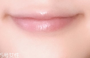唇彩怎么涂？按照步驟涂抹