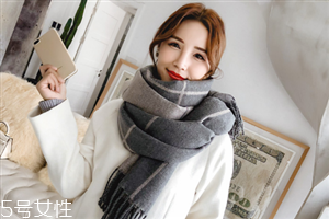 冬天系圍巾怎么扎頭發(fā)？適合搭配羽絨服的發(fā)型