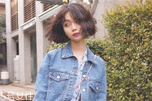 小波浪卷發(fā)怎么打理？焦糖色頭發(fā)超百搭
