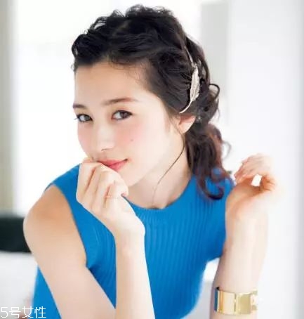 女生冬天長(zhǎng)發(fā)怎么編好看？長(zhǎng)發(fā)妹紙才懂得的痛