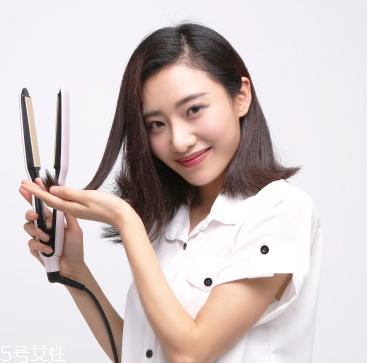 直發(fā)怎么弄卷發(fā)？直發(fā)夾板可以弄內(nèi)扣