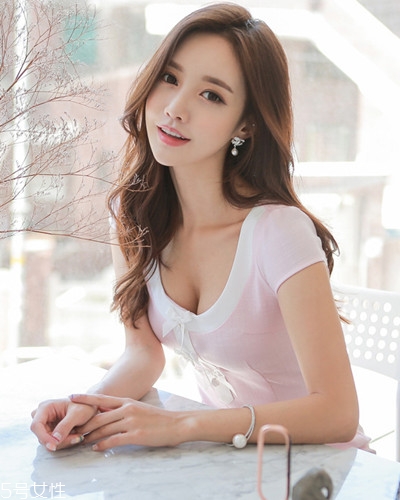 小個子女生適合什么發(fā)型？蓬松隨意效果