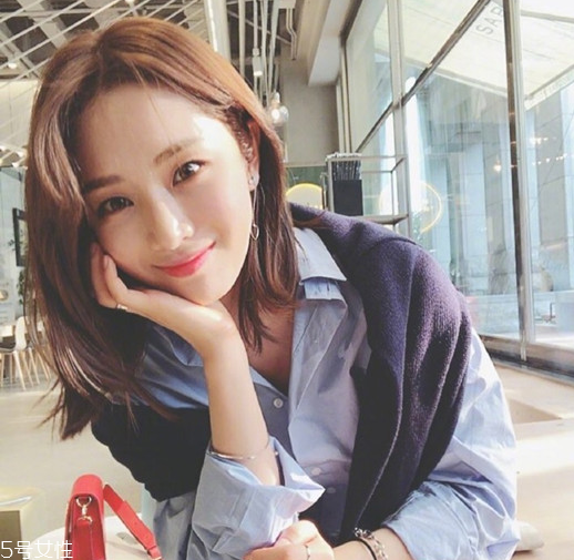 小波浪卷發(fā)怎么打理？焦糖色頭發(fā)超百搭