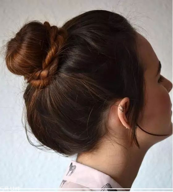 冬天系圍巾怎么扎頭發(fā)？適合搭配羽絨服的發(fā)型