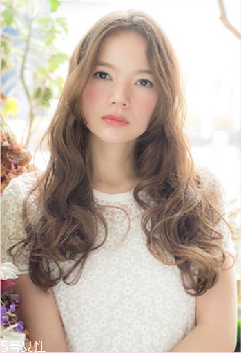 小個子女生適合什么發(fā)型？蓬松隨意效果