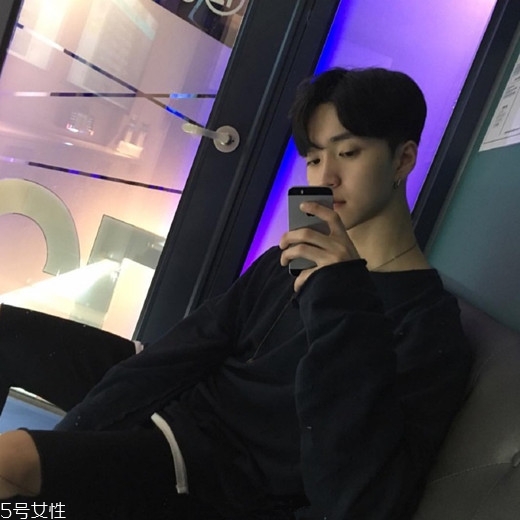 2022最流行發(fā)型顏色男生？男生潮流發(fā)型