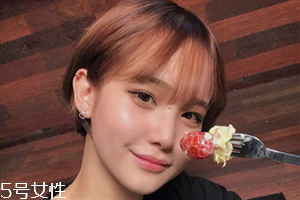 2018冬天流行什么發(fā)色？簡單漂亮的披肩發(fā)