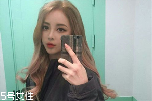 秋冬適合什么顏色的頭發(fā)？再燙個卷發(fā)更秋冬