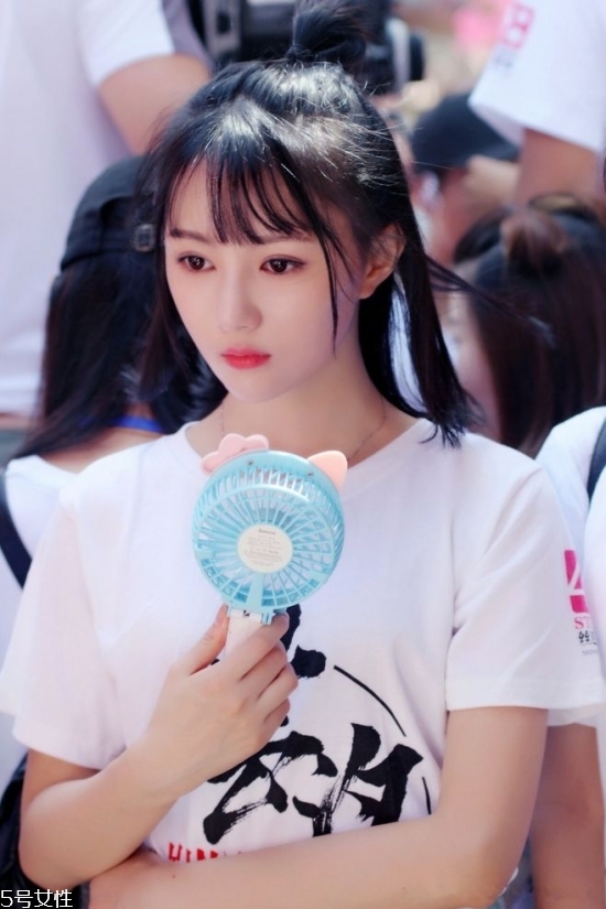 2018冬天流行什么發(fā)色？簡單漂亮的披肩發(fā)