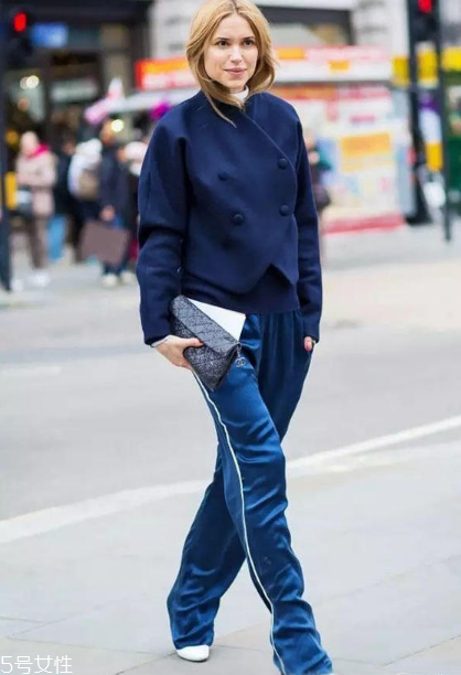 校服褲配什么上衣？舒適時尚兩不誤