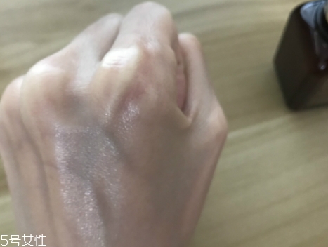 雅詩蘭黛適合油性皮膚嗎？