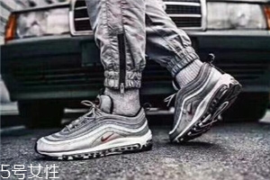 運(yùn)動(dòng)鞋可以干洗嗎？盡量自己擦洗