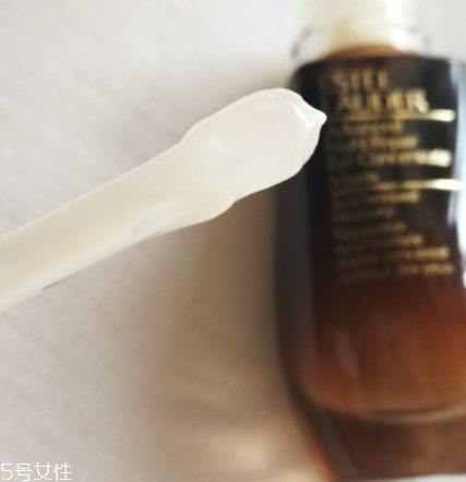 雅詩(shī)蘭黛精華液多少錢？年輕肌膚的秘密