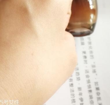 雅詩(shī)蘭黛精華液多少錢？年輕肌膚的秘密