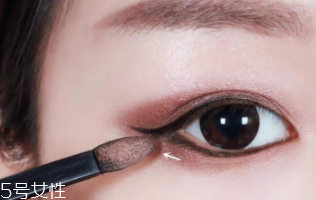 內(nèi)雙怎么畫眼影？使用啞光OR微珠光眼影