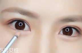 內(nèi)雙怎么畫眼影？使用啞光OR微珠光眼影