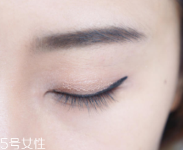 內(nèi)雙怎么畫眼影？使用啞光OR微珠光眼影