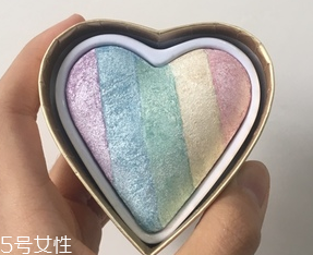 makeup revolution心形腮紅好用嗎？微閃蜜桃色彩