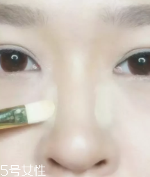 怎么把鼻梁畫高？小白都能駕馭的四步鼻梁修容法