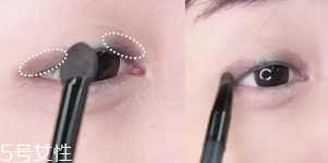眼皮腫適合什么眼影？選用啞光色避開珠光色