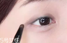 眼皮腫適合什么眼影？選用啞光色避開珠光色
