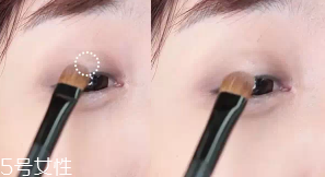 眼皮腫適合什么眼影？選用啞光色避開珠光色