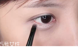 眼皮腫適合什么眼影？選用啞光色避開珠光色
