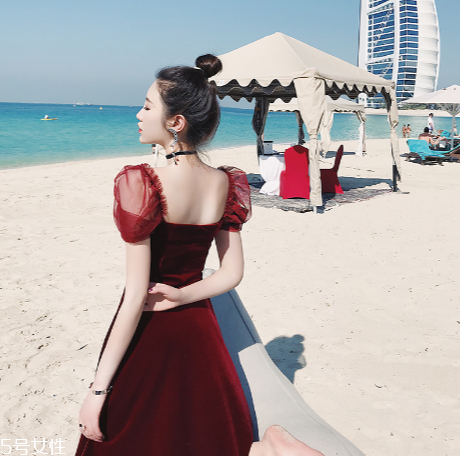 酒紅色衣服怎么搭配？女人味十足的冬日穿搭