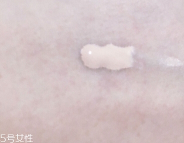 雅詩蘭黛粉底液和bb霜哪個(gè)好？