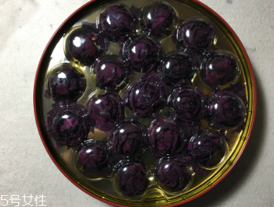 墨紅玫瑰和金邊玫瑰哪個(gè)好？墨紅玫瑰更勝一籌