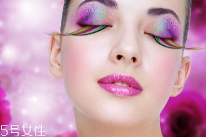 腮紅和口紅如何搭配？色彩不要太多