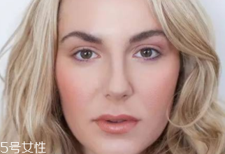 腮紅和口紅如何搭配？色彩不要太多