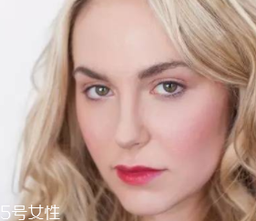 腮紅和口紅如何搭配？色彩不要太多