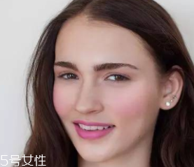 腮紅和口紅如何搭配？色彩不要太多