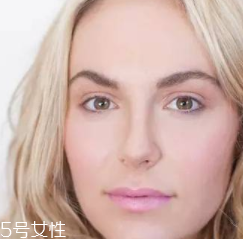 腮紅和口紅如何搭配？色彩不要太多