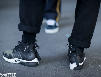 運(yùn)動(dòng)鞋鞋底變硬怎么辦？放太久或者已老化